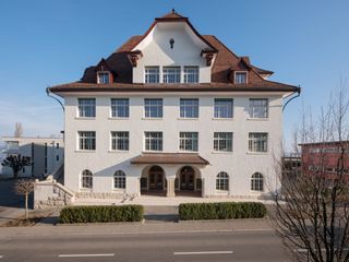 Aussenansicht des restaurierten Schulhaus in Nottwil