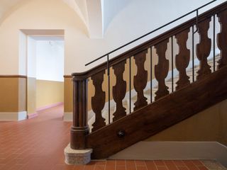 Holzgeländer im Treppenhaus